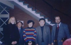  97年贺博士与各国眼科专家在法国合影